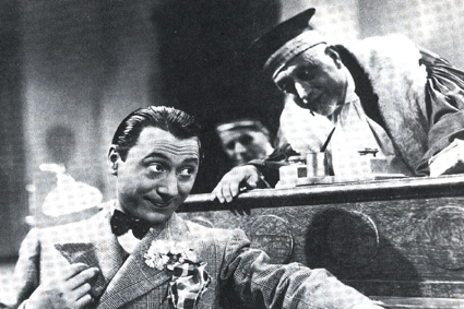 Erminio Macario (1902_1980) meglio noto come "Macario" attore comico torinese, re della rivista. In campo cinematografico ha realizzato 42 film. questo è il suo secondo. Il presidente del tribunale è Ernesto Almirante, bravissimo attore poco ricordato. 
