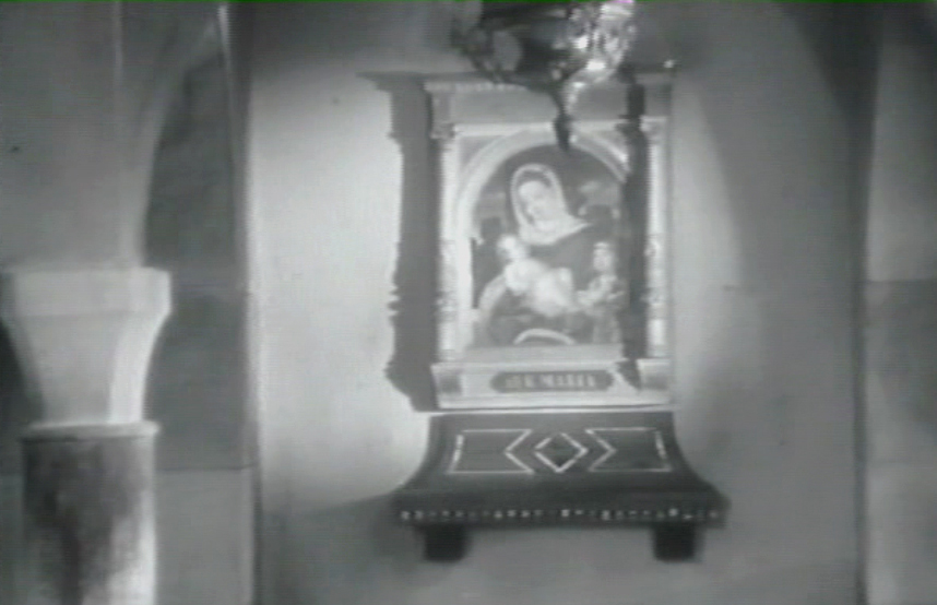Una curiosa  edicola  in interni, del film di Giovacchino Forzano I fiordalisi d'oro, 1935