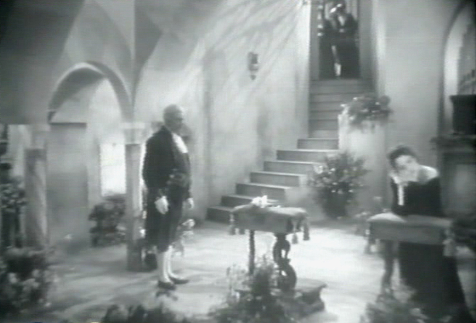 Una scena molto suggestiva e teatrale nel   film di Giovacchino Forzano I fiordalisi d'oro, 1935